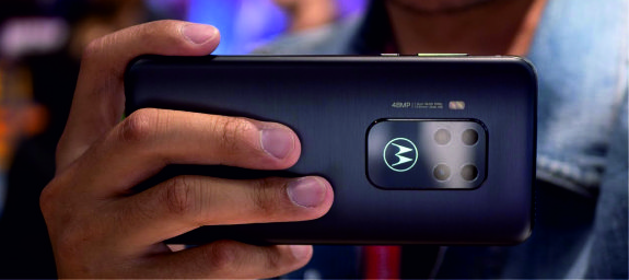 Картинка к статье: Motorola One Zoom is a new camera phone with four modules from Motorola. Review from Sunday21.